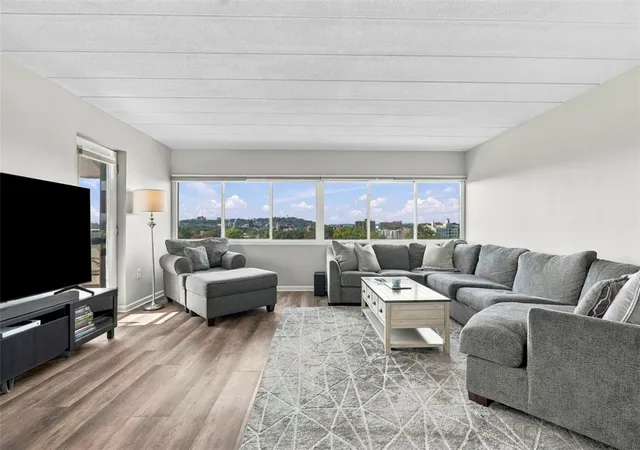 Listing Photo 5 - Condo for sale in building located at 333 S Highland, Pittsburgh, PA 15206 - Unit #701