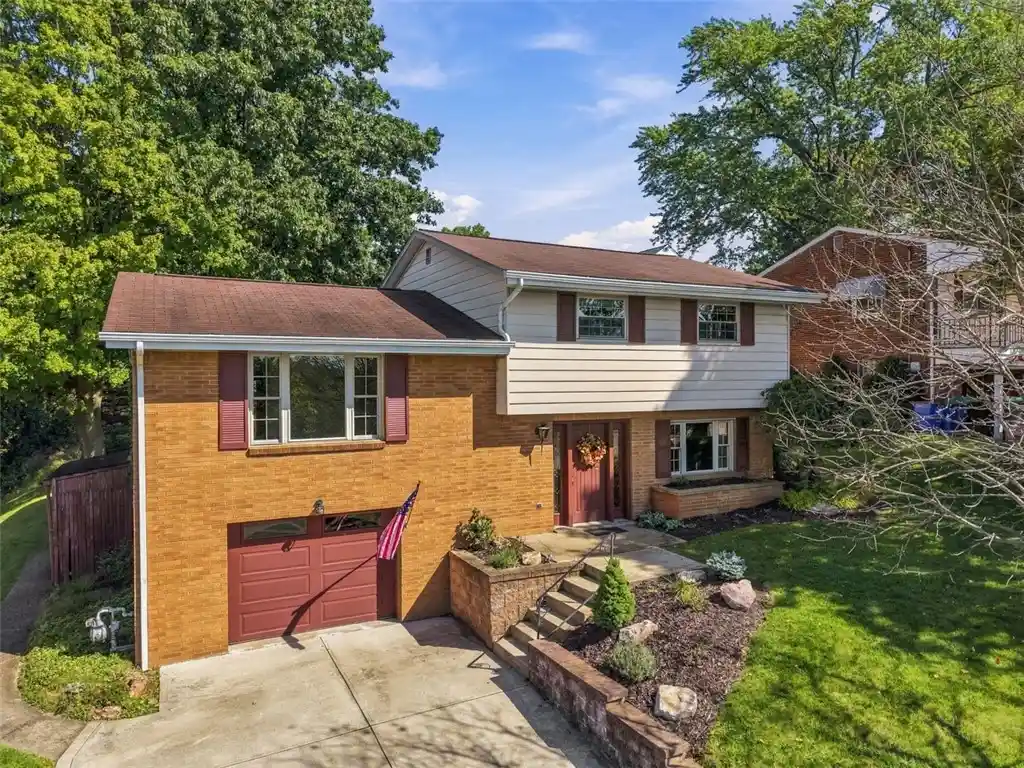 Photo 2 of Single family home for sale at 121 Oak Hl Dr, South Strabane, PA 15301 | MLS# 1777772 | Listing updated on 2026-10-28
