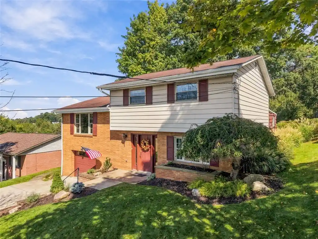 Photo 3 of Single family home for sale at 121 Oak Hl Dr, South Strabane, PA 15301 | MLS# 1777772 | Listing updated on 2026-10-28
