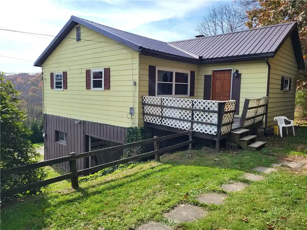 Single family home for sale at 121 Hartel Ln, Oakland Twp, PA 16002 | MLS# 1781223