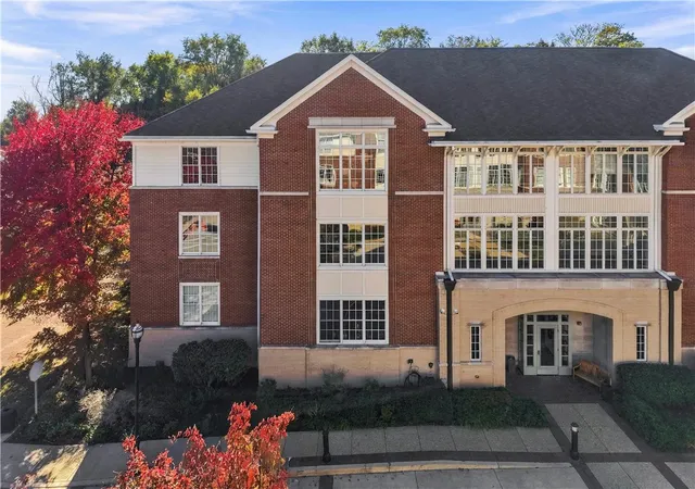 Photo 2 of Condo for sale at 1219 Crescent Pl #2A, Squirrel Hill, PA 15217 | MLS# 1781102 | Listing updated on 2026-10-30