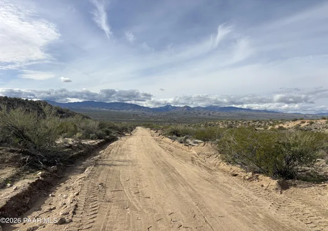 Homes for sale in Kingman, AZ | 201-28-129 Back Rd, Kingman, AZ 86401 | MLS# 1083243