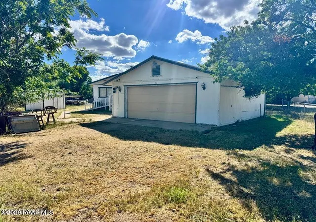 Photo 4 of Manufactured home for sale at 18233 S John Fry Ave, Peeples Valley, AZ 86332 | MLS# 1085247 | Listing updated on 2026-10-08