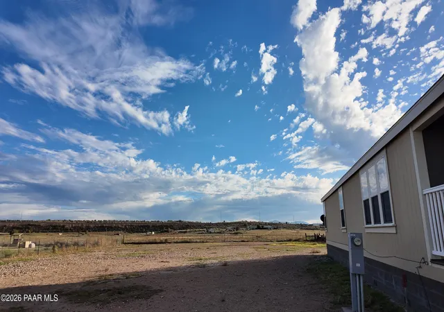 Photo 2 of Manufactured home for sale at 275 E Houston Rd, Paulden, AZ 86334 | MLS# 1086047 | Listing updated on 2026-10-30