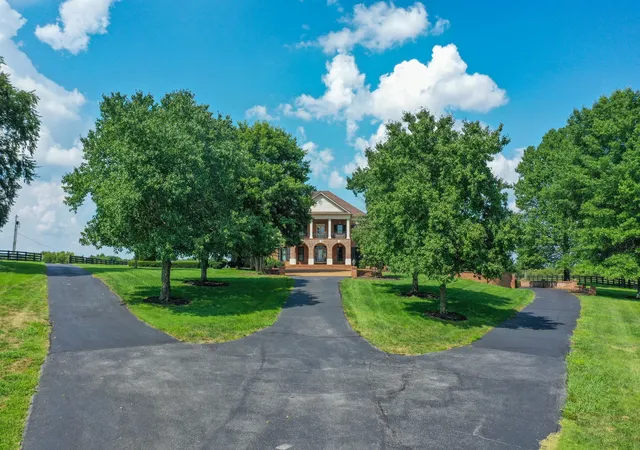 Photo 2 of Single family home for sale at 607 Sunnyside Ln, Columbia, TN 38401 | MLS# 2288328 | Listing updated on 2026-04-30