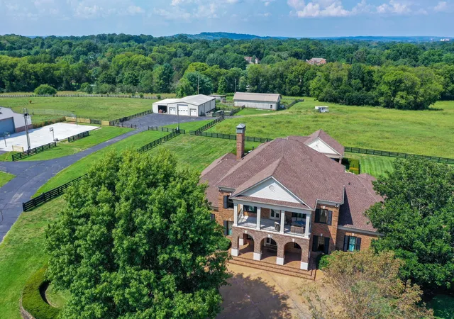 Photo 3 of Single family home for sale at 607 Sunnyside Ln, Columbia, TN 38401 | MLS# 2288328 | Listing updated on 2026-04-30