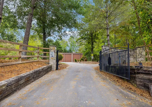Photo 3 of Mansion for sale at 1657 Boswell Rd, Winchester, TN 37398 | MLS# 2746411 | Listing updated on 2025-12-06