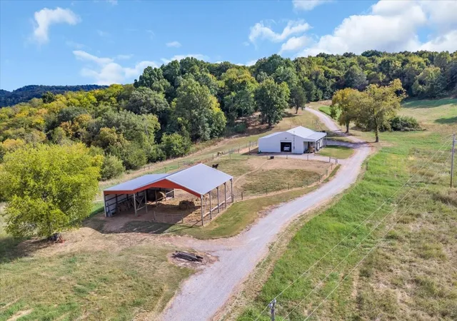Photo 2 of Single family home for sale at 1527 Old Belfast Rd, Lewisburg, TN 37091 | MLS# 3618884 | Listing updated on 2026-10-10