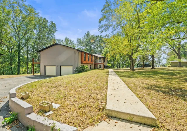 Photo 3 of Single family home for sale at 407 Flower Ln Dr, Estill Springs, TN 37330 | MLS# 2740200 | Listing updated on 2026-08-24