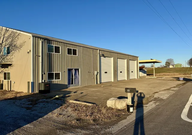 2nd image of 519 Turnpike Rd, Lawrenceburg, TN 38464 | MLS# 3513141