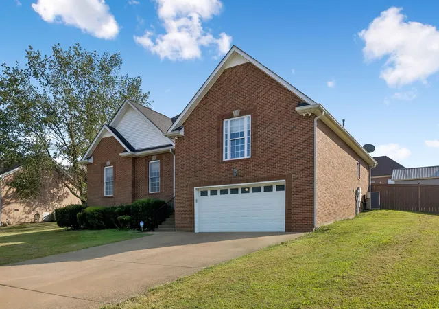 Photo 3 of Single family home for sale at 4075 Summit Dr, Greenbrier, TN 37073 | MLS# 3545611 | Listing updated on 2026-09-22