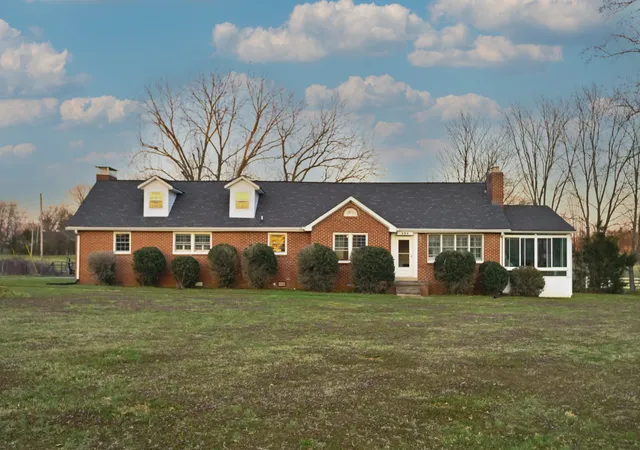 2nd image of 201 Sulphur Springs Rd, Shelbyville, TN 37160 | MLS# 2796005