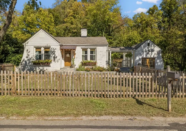 Photo 2 of Single family home for sale at 909 Burchwood Ave, Nashville, TN 37216 | MLS# 3626640 | Listing updated on 2026-10-27