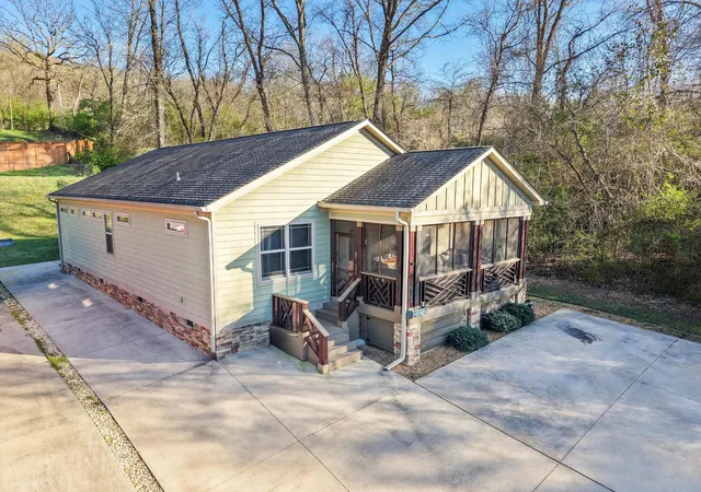 Photo 2 of Single family home for sale at 524 Ladd Avenue, Chattanooga, TN 37405 | MLS# 2804770 | Listing updated on 2025-08-11