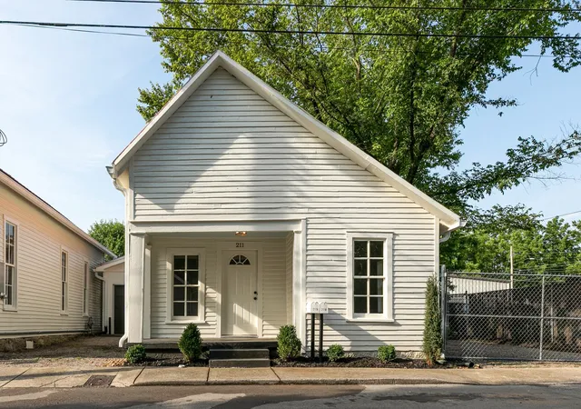 Photo 2 of Mansion for sale at 209 W 13th St, Columbia, TN 38401 | MLS# 2814378 | Listing updated on 2025-08-16