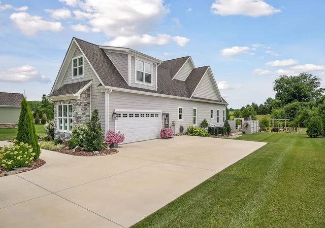 Photo 4 of Single family home for sale at 93 Stone Crk Blvd, Mc Minnville, TN 37110 | MLS# 2814625 | Listing updated on 2025-12-01