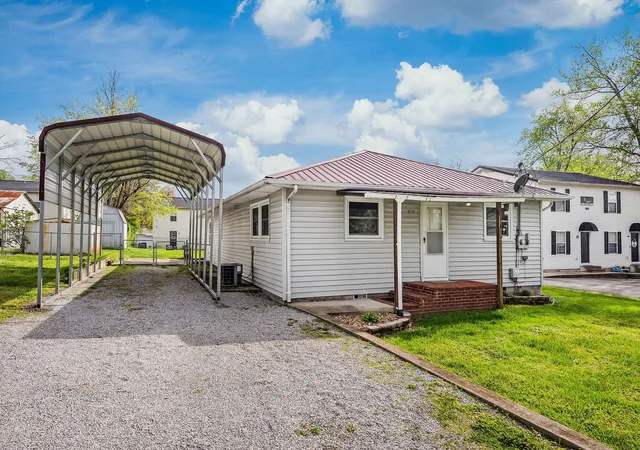 Photo 1 of Single family home for sale at 205 E 16th St, Cookeville, TN 38501 | MLS# 2818862 | Listing updated on 2025-08-13