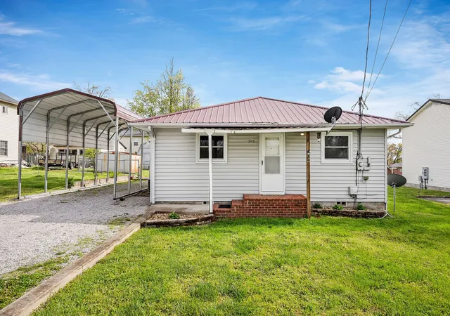Photo 2 of Single family home for sale at 205 E 16th St, Cookeville, TN 38501 | MLS# 2818862 | Listing updated on 2025-08-13