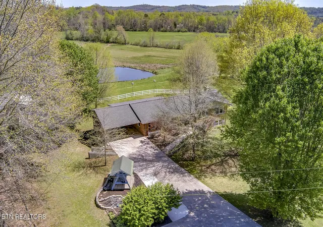 Homes for sale in Oliver Springs, TN | 823 Old Harriman Hwy, Oliver Springs, TN 37840 | MLS# 3017055
