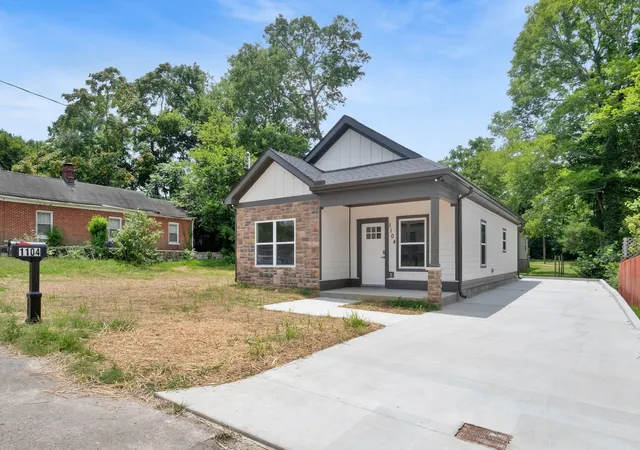 Photo 2 of Single family home for sale at 1104 Bridge Street, Columbia, TN 38401 | MLS# 2936579 | Listing updated on 2026-01-03