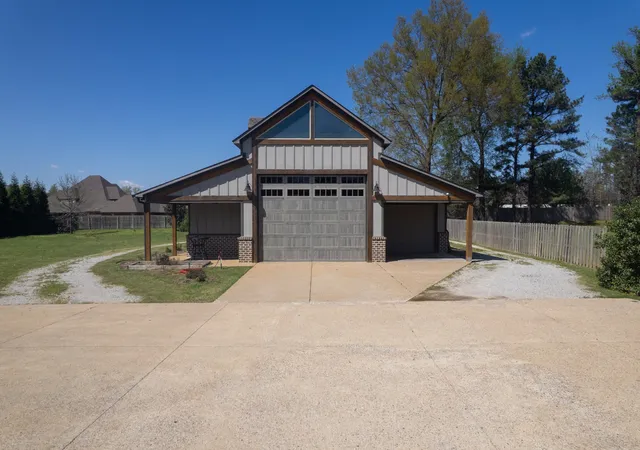 Photo 2 of Single family home for sale at 963 Ashport Rd, Jackson, TN 38305 | MLS# 2823918 | Listing updated on 2025-10-01
