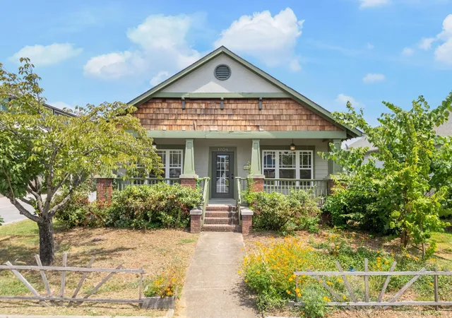 Photo 2 of Single family home for sale at 1704 Williams Street, Chattanooga, TN 37408 | MLS# 2882902 | Listing updated on 2025-10-16