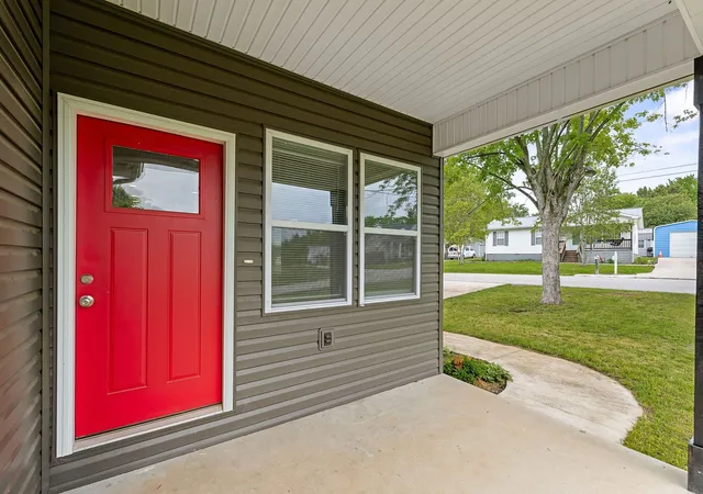 Photo 2 of Single family home for sale at 201 Hayes St, Smithville, TN 37166 | MLS# 2886087 | Listing updated on 2025-09-24