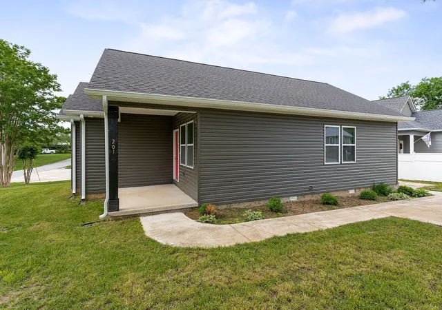 Photo 3 of Single family home for sale at 201 Hayes St, Smithville, TN 37166 | MLS# 2886087 | Listing updated on 2025-09-24