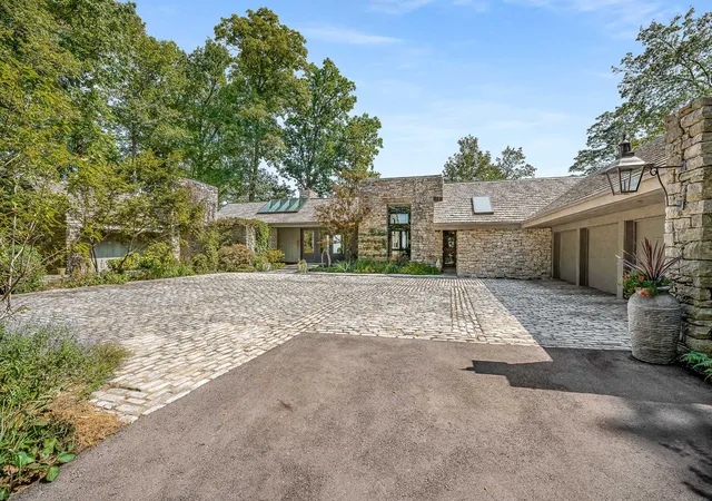 Photo 3 of Single family home for sale at 5412 Stanford Dr, Nashville, TN 37215 | MLS# 3217752 | Listing updated on 2026-08-19