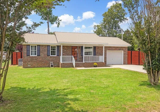 Photo 1 of Single family home for sale at 322 Beverly Street, Scottsboro, AL 35768 | MLS# 2905502 | Listing updated on 2025-11-25