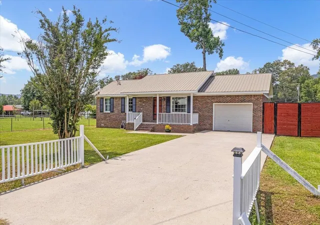 Photo 39 of Single family home for sale at 322 Beverly Street, Scottsboro, AL 35768 | MLS# 2905502 | Listing updated on 2025-11-25