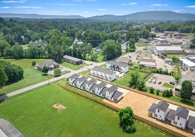 Listing Photo 4 - Condo for sale in building located at 119 Mullican St, McMinnville, TN 37110