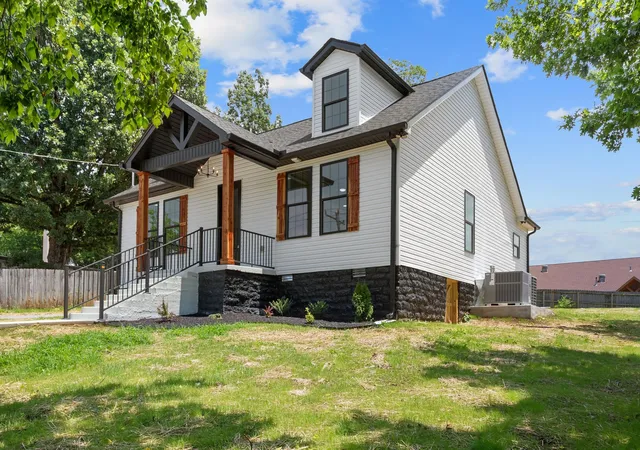 Photo 2 of Single family home for sale at 215 5th Avenue N, Lewisburg, TN 37091 | MLS# 2923400 | Listing updated on 2025-10-17