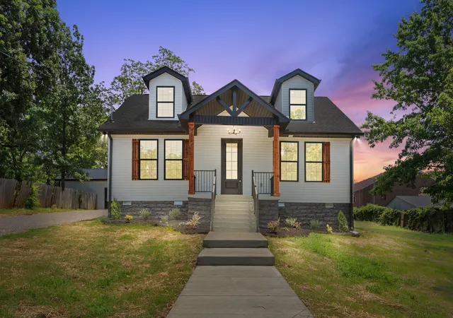 Photo 1 of Single family home for sale at 215 5th Avenue N, Lewisburg, TN 37091 | MLS# 2923400 | Listing updated on 2025-10-17