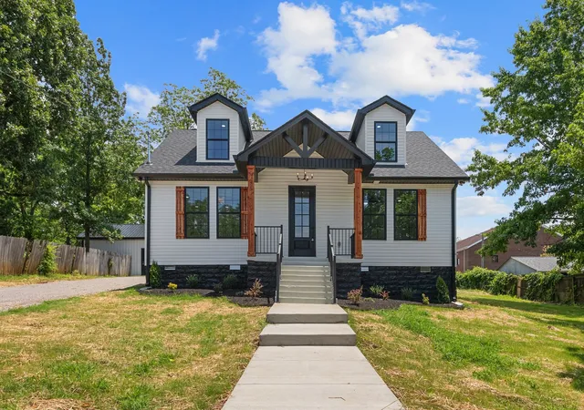 Photo 2 of Single family home for sale at 215 5th Avenue N, Lewisburg, TN 37091 | MLS# 2923400 | Listing updated on 2025-10-17