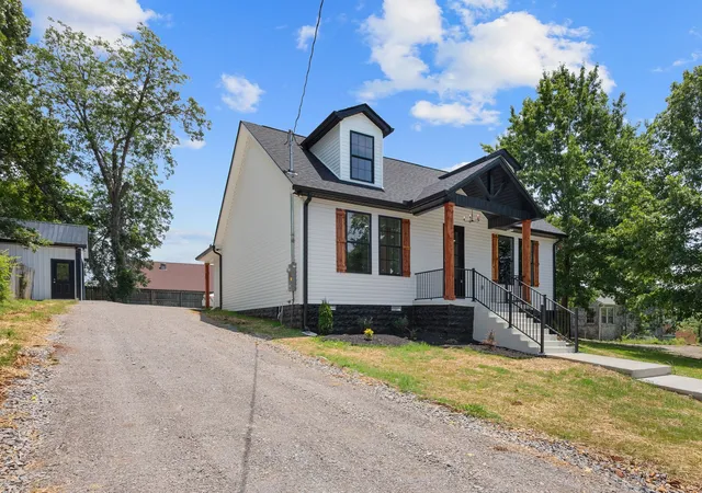 Photo 3 of Single family home for sale at 215 5th Avenue N, Lewisburg, TN 37091 | MLS# 2923400 | Listing updated on 2025-10-17