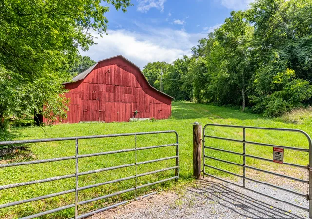 3rd image of 911 Petersburg Chestnt Rdg Rd, Petersburg, TN 37144 | MLS# 2936719