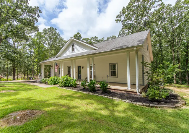 Photo 2 of Single family home for sale at 40 Suzy Cv, Savannah, TN 38372 | MLS# 2928480 | Listing updated on 2026-01-23