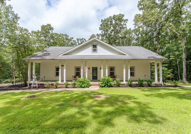 Photo 1 of Single family home for sale at 40 Suzy Cv, Savannah, TN 38372 | MLS# 2928480 | Listing updated on 2026-01-23