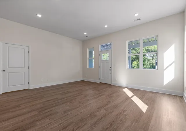 Photo 2 of Single family home for sale at 212 Mcbrien Rd, Chattanooga, TN 37411 | MLS# 2939033 | Listing updated on 2025-12-01