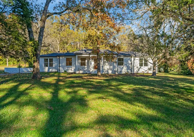 Photo 3 of Single family home for sale at 818 Bresslyn Rd, Nashville, TN 37205 | MLS# 3012074 | Listing updated on 2026-09-08