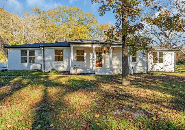 Photo 3 of Single family home for sale at 818 Bresslyn Rd, Nashville, TN 37205 | MLS# 3012074 | Listing updated on 2026-09-08