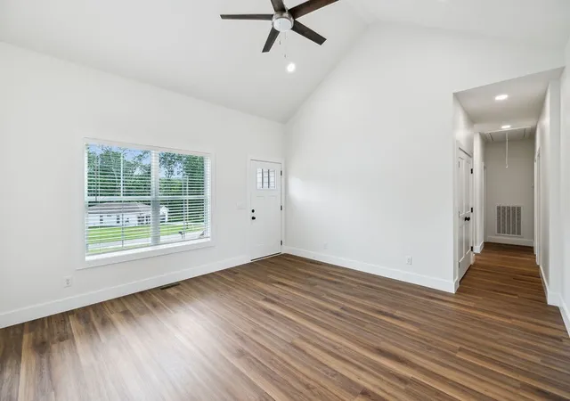 Photo 2 of Single family home for sale at 724 Miriah Dr, Mcminnville, TN 37110 | MLS# 2946236 | Listing updated on 2025-09-03