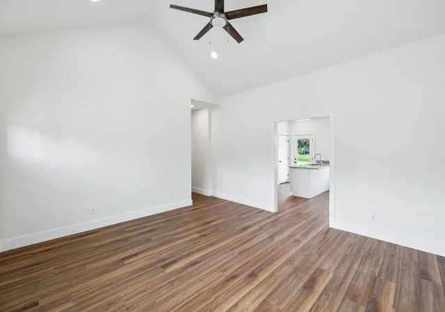 Photo 3 of Single family home for sale at 724 Miriah Dr, Mcminnville, TN 37110 | MLS# 2946236 | Listing updated on 2025-09-03