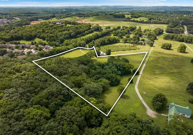 Photo 3 of Sale Pending at 4092 Clovercroft Rd, Franklin, TN 37067 | MLS# 2958116 | Listing updated on 2026-09-05