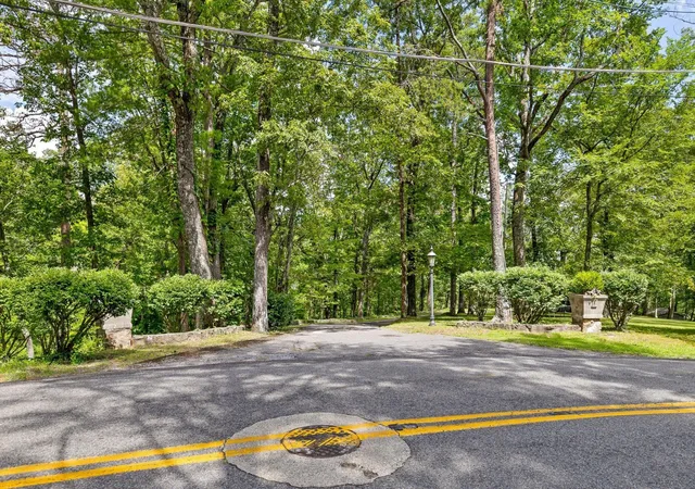 Homes for sale in Lookout Mountain, TN | 32 Fleetwood Dr, Lookout Mountain, TN 37350 | MLS# 2957873
