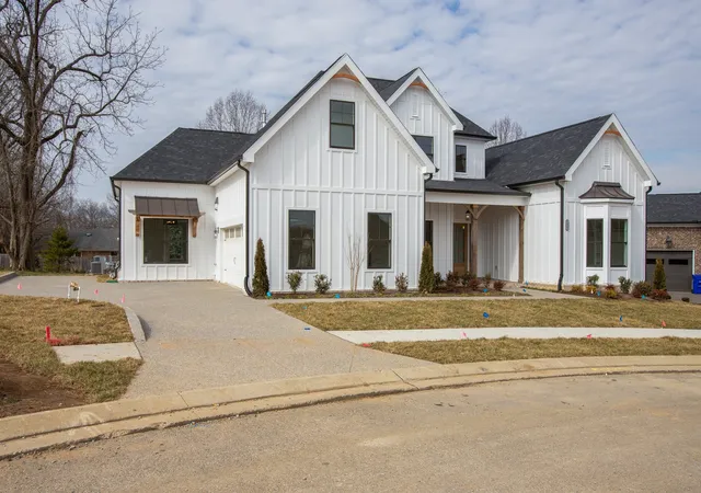 Photo 3 of Sale Pending at 2 Elissa Pl, Hendersonville, TN 37075 | MLS# 2994181 | Listing updated on 2026-08-19
