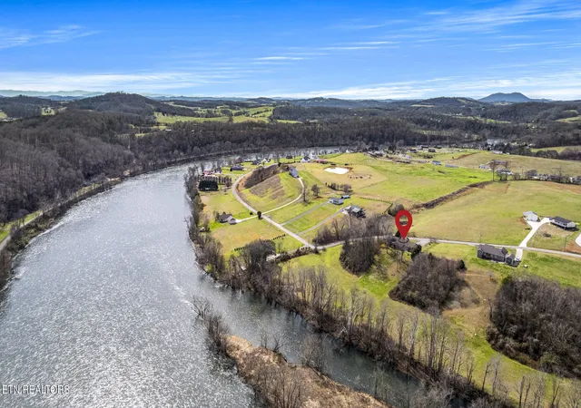 Photo 2 of Single family home for sale at 1982 Holston Shores Dr, Rutledge, TN 37861 | MLS# 2965301 | Listing updated on 2025-11-03