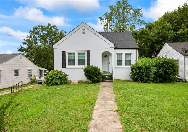 Photo 1 of Single family home for sale at 2135 Thomas Ave, Columbia, TN 38401 | MLS# 2971756 | Listing updated on 2025-10-16