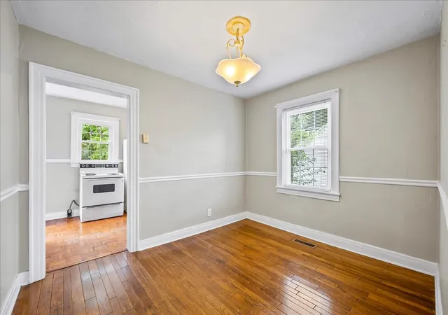 Photo 3 of Single family home for sale at 2135 Thomas Ave, Columbia, TN 38401 | MLS# 2971756 | Listing updated on 2025-10-16
